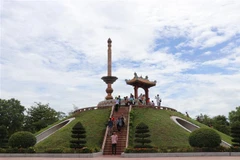 Người dân đến tri ân các Anh hùng liệt sỹ tại Thành cổ Quảng Trị. (Ảnh: Nguyên Lý/TTXVN)