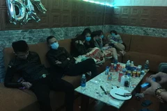 Khi bị bắt, các đối tượng vẫn còn 'phê' ma túy trong nhà nghỉ. (Ảnh: Hồng Điệp/TTXVN)