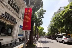 Băngrôn, biểu ngữ được trang hoàng dọc tuyến phố quanh hồ Hoàn Kiếm dịp Quốc khánh 2/9. (Ảnh: Thành Đạt/TTXVN)