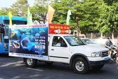 Xe lưu động tuyên truyền 'Nói không với rác thải nhựa' trên các tuyến đường tại Đà Nẵng. (Ảnh: Trần Lê Lâm/TTXVN)