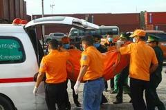 Thi thể hai thuyền viên được bàn giao cho lực lượng chức năng địa phương. (Ảnh: Tá Chuyên/TTXVN)