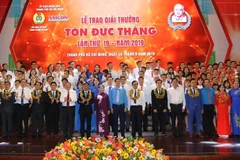 Lãnh đạo Tổng Liên đoàn Lao động Việt Nam và Thành phố Hồ Chí Minh với các gương điển hình nhận Giải thưởng Tôn Ðức Thắng năm 2019. (Ảnh: Thanh Vũ/TTXVN)