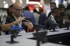 Súng được trưng bày tại Hội chợ quốc phòng và an ninh quốc tế ở Rio de Janeiro, Brazil, ngày 2/4/2019. (Ảnh: AFP/TTXVN)