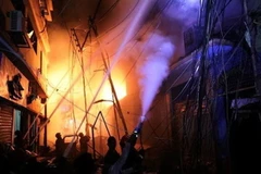 Hiện trường vụ hỏa hoạn tại Dhaka, Bangladesh, ngày 21/2. (Ảnh: Reuters/NDTV/TTXVN)