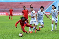 Pha tranh bóng giữa cầu thủ hai đội. (Ảnh: An Đăng/TTXVN)