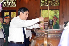 Bí thư Tỉnh ủy tỉnh Nghệ An Nguyễn Đắc Vinh dâng hương lên anh linh Chủ tịch Hồ Chí Minh. (Nguồn: Nghean.gov.vn)