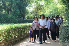 Du khách tham quan Khu di tích Kim Liên. (Ảnh: Nguyễn Oanh/TTXVN)