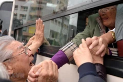 Công dân Triều Tiên (trên xe buýt) chia tay với người thân ở Hàn Quốc trong cuộc đoàn tụ gia đình ly tán ở khu nghỉ dưỡng núi Kumgang. (Nguồn: AFP/TTXVN)