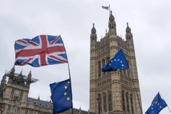 Cờ EU (phải) và quốc kỳ Anh (trái, phía trên) bên ngoài tòa nhà Quốc hội Anh ở London ngày 6/3 vừa qua. (Ảnh: THX/TTXVN)