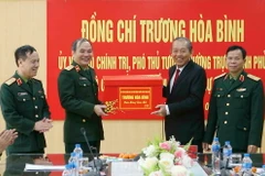 Phó Thủ tướng Thường trực Chính phủ Trương Hòa Bình tặng quà Tết cho Viện Kiểm sát quân sự Trung ương. (Ảnh: Doãn Tấn/TTXVN)
