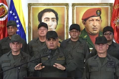 Bộ trưởng Quốc phòng Venezuela Vladimir Padrino (giữa) phát biểu tại trụ sở Bộ Quốc phòng ở Caracas ngày 19/2/2019. (Ảnh: AFP/TTXVN)