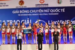 Ban tổ chức trao cúp vô địch cho đội tuyển Triều Tiên. (Ảnh: Trọng Đạt/TTXVN)