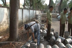 Số bia hơi không rõ nguồn gốc bị lực lượng chức năng thu giữ. (Ảnh: Đậu Tất Thành/TTXVN)