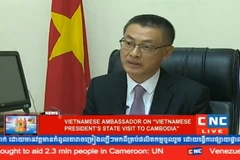 Đại sứ Việt Nam tại Campuchia Vũ Quang Minh trả lời phỏng vấn của kênh truyền hình CNC. (Ảnh: Phóng viên TTXVN tại Campuchia)