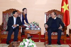 Thủ tướng Nguyễn Xuân Phúc tiếp Thống đốc Ngân hàng Cộng hòa Dân chủ Nhân dân Lào Sonexay Sitphayxay. (Ảnh: Thống Nhất/TTXVN)