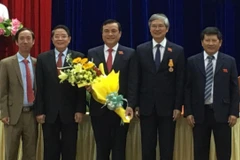 Ông Phan Việt Cường (giữa), Ủy viên Trung ương Đảng, Bí thư Tỉnh ủy Quảng Nam được bầu giữ chức Chủ tịch Hội đồng nhân dân tỉnh Quảng Nam khóa IX, nhiệm kỳ 2016-2021. (Ảnh: Đỗ Trưởng/TTXVN)