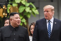 Tổng thống Mỹ Donald Trump và Chủ tịch Triều Tiên Kim Jong-un đã có cuộc đi dạo trong khách sạn Metropole trước khi bước vào Cuộc họp song phương mở rộng. (Ảnh: TTXVN)