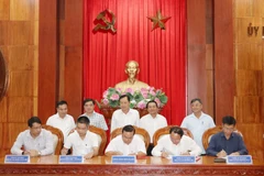 Đại diện các bên liên quan ký kết hợp đồng. (Ảnh: Nam Thái/TTXVN)