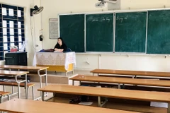 Giáo viên bộ môn Ngữ Văn ngồi chờ học sinh đến lớp. (Ảnh: Trung Nguyên/TTXVN)