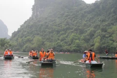 Đoàn phóng viên quốc tế tham quan Khu du lịch Tràng An, tỉnh Ninh Bình. (Ảnh: Hải Yến/TTXVN)