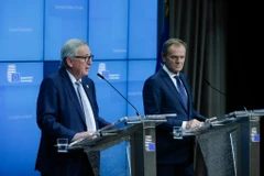Chủ tịch Ủy ban châu Âu Jean-Claude Juncker (trái) và Chủ tịch Hội đồng châu Âu Donald Tusk (phải) trong cuộc họp báo tại Hội nghị thượng đỉnh EU ở Brussels, Bỉ. (Ảnh: AFP/TTXVN)