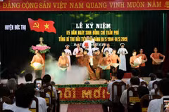 Tiết mục văn nghệ tại buổi lễ. (Ảnh: Công Tường/TTXVN)