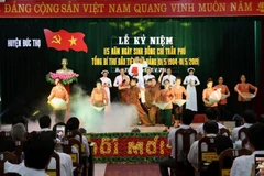 Tiết mục văn nghệ tại buổi lễ. (Ảnh: Công Tường/TTXVN)