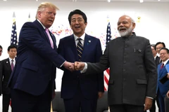 Thủ tướng Ấn Độ Narendra Modi (phải) gặp Tổng thống Mỹ Donald Trump và Thủ tướng Nhật Bản Shinzo Abe. (Nguồn: VOA)