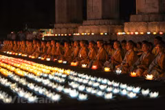 Lễ hội hoa đăng, thắp nến cầu nguyện hòa bình thế giới tại chùa Tam Chúc. (Ảnh: Minh Sơn/Vietnam+)