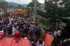 Xe tải mất lái đâm sập nhà dân, hai người mắc kẹt trong xe tử vong