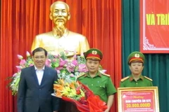 Chủ tịch Ủy ban Nhân dân thành phố Đà Nẵng Huỳnh Đức Thơ khen thưởng Ban chuyên án 67C. (Ảnh: Nguyễn Sơn/TTXVN)