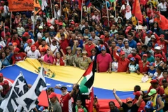 Những người ủng hộ Tổng thống Nicolas Maduro tham gia cuộc tuần hành tại thủ đô Caracas, Venezuela, ngày 13/4. (Ảnh: AFP/TTXVN)