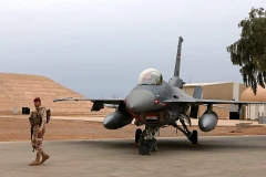 Một binh sỹ gác tại căn cứ không quân Balad. (Nguồn: AP)