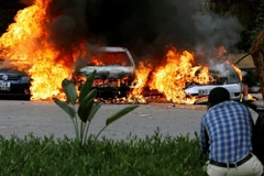 Nhiều xe ôtô tại bãi đỗ xe gần khách sạn bị cháy. (Nguồn: Reuters)