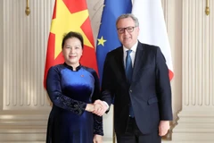 Chủ tịch Hạ viện Pháp Richard Ferrand đón Chủ tịch Quốc hội Nguyễn Thị Kim Ngân. (Ảnh: Trọng Đức/TTXVN)