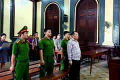 Bị cáo Huỳnh Ngọc Long nghe Tòa tuyên án. (Ảnh: Thành Chung/TTXVN)