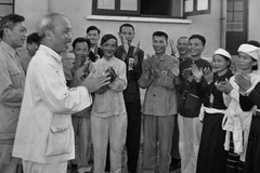 Chủ tịch Hồ Chí Minh gặp mặt thân mật các đại biểu dự Đại hội liên hoan Anh hùng, Chiến sỹ thi đua ngành nông nghiệp và Đổi công toàn quốc tại Hà Nội, ngày 23/5/1957. (Ảnh: Tư liệu TTXVN)