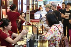 Khách hàng giao dịch vàng miếng tại Phú Quý. (Nguồn: Vietnam+)