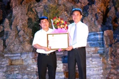 Đại diện Cục Sở hữu trí tuệ trao quyết định Công nhận chỉ dẫn địa lý 'Hà Giang' đối với sản phẩm thịt bò. (Ảnh: Minh Tâm/Vietnam+)