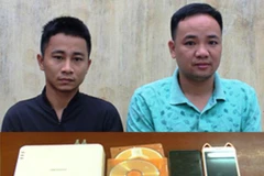 Hai đối tượng Phạm Bá Hà (trái), Đoàn Văn Tình và tang vật thu giữ. (Nguồn: Công an tỉnh Thanh Hóa)