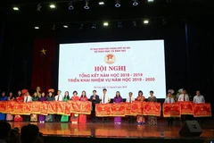 Ông Nguyễn Đức Chung, Ủy viên Trung ương Đảng, Chủ tịch UBND thành phố Hà Nội, Phó Bí thư Thành ủy Hà Nội trao Cờ thi đua của UBND thành phố Hà Nội cho các đơn vị xuất sắc trong phong trào thi đua. (Ảnh: Thành Đạt/TTXVN)