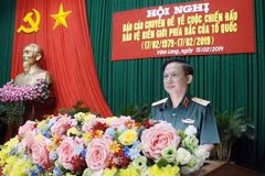 Thiếu tướng Nguyễn Thanh Hải, Phó Tham mưu trưởng Bộ Tư lệnh Quân khu 9 báo cáo chuyên đề tại hội nghị. (Ảnh: Phạm Minh Tuấn/TTXVN)