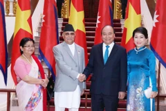 Thủ tướng Nguyễn Xuân Phúc cùng Phu nhân và Thủ tướng Nepal K.P. Sharma Oli cùng Phu nhân chụp ảnh chung tại Trụ sở Chính phủ, trước khi tiến hành hội đàm. (Ảnh: Văn Điệp/TTXVN)