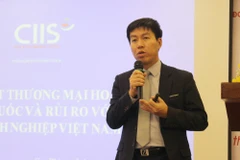 Ông Chu Thắng Trung, Phó Cục trưởng Cục Phòng vệ thương mại, Bộ Công Thương trình bày tham luận tại hội thảo. (Ảnh Xuân Anh/TTXVN)