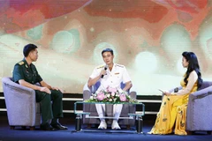 Thiếu tá Trần Văn Phương, Phó thuyền trưởng Tàu ngầm 184 Hải Phòng, Lữ đoàn 189, Quân chủng Hải quân giao lưu tại chương trình. (Ảnh: Văn Điệp/TTXVN)