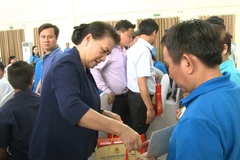 hủ tịch Quốc hội Nguyễn Thị Kim Ngân tặng quà Tết cho các công nhân lao động có hoàn cảnh khó khăn. (Ảnh Nguyễn Huyền Trang/TTXVN)