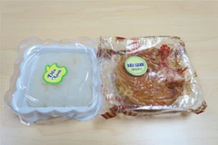 Bánh trung thu có giá từ 8.000-10.000 đồng không có nhãn mác, xuất xứ. (Ảnh: Đinh Hằng/TTXVN)