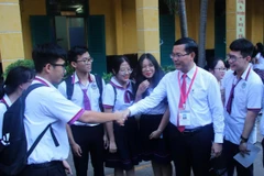 Thứ trưởng Bộ Giáo dục và Đào tạo Nguyễn Văn Phúc thăm hỏi các thí sinh tại điểm thi Trường trung học phổ thông Trưng Vương, quận 1, sáng 25/6. (Ảnh: Xuân Dự/TTXVN)