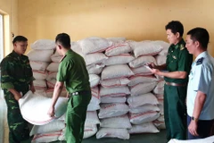 Kiểm đếm tang vật vừa thu giữ. (Ảnh: Công Mạo/TTXVN)