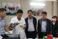 Đoàn kiểm tra liên ngành an toàn vệ sinh thực phẩm thành phố Hà Nội kiểm tra tại các nhà hàng ăn uống Phủ Tây Hồ. (Ảnh: Tuyết Mai/TTXVN)